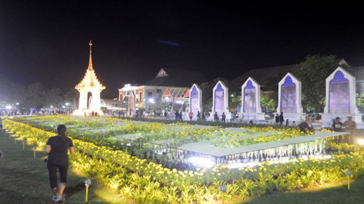 ไม่อยากกลับบ้าน!!! คนนับพันแห่ชมพระเมรุจำลองพร้อม 19 ซุ้มพระราชกรณียกิจกลางสนามหน้าเมืองนคร ฯสุดอลังการยิ่งใหญ่อลังการที่สุดในระดับภูมิภาค