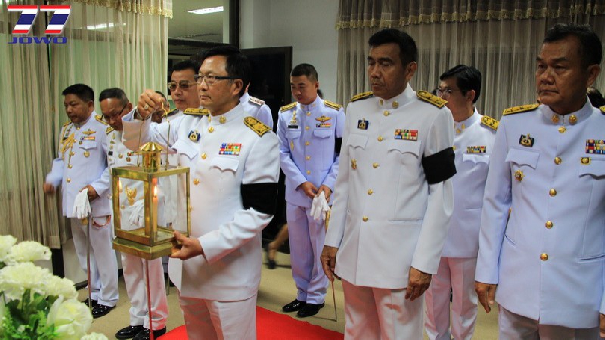 ผู้ว่าราชการจังหวัดปราจีนบุรี อัญเชิญไฟหลวงพระราชทานเพื่อการพิธีถวายพระเพลิงพระบรมศพพ่อหลวง ร.9 (มีคลิป)