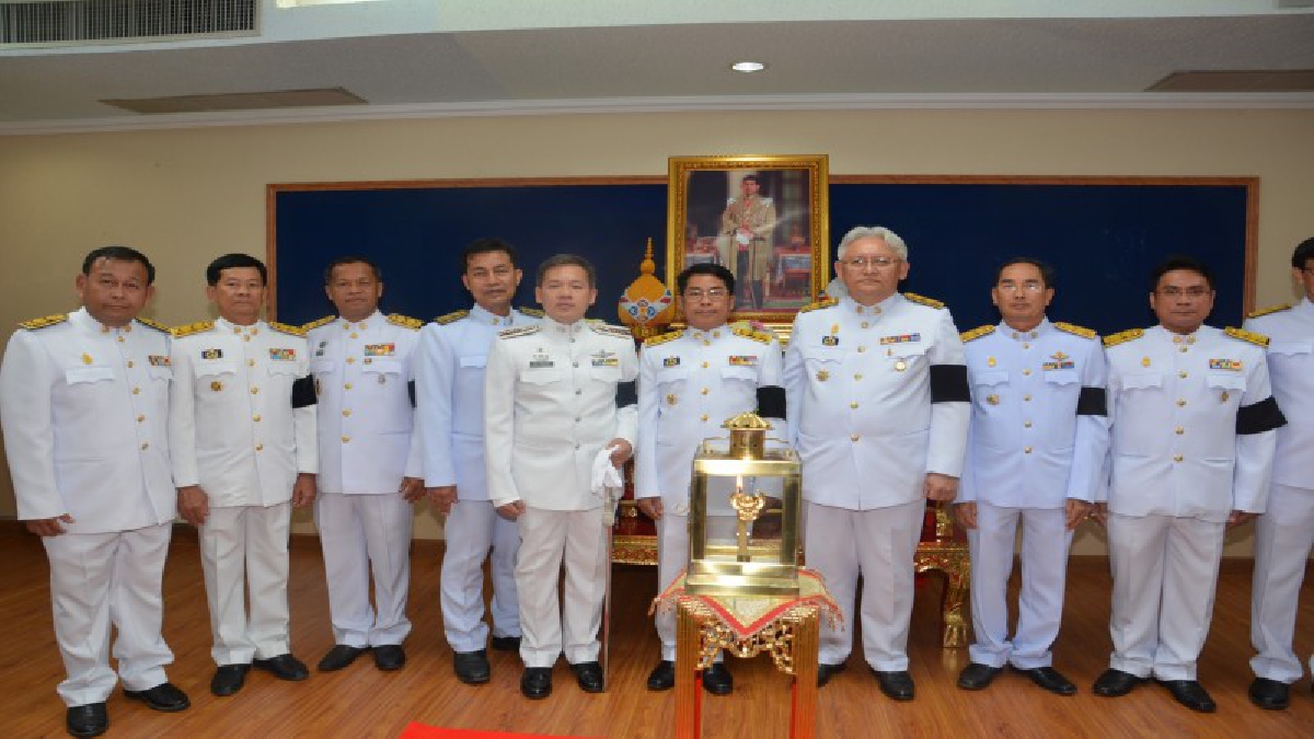 จังหวัดสิงห์บุรี อัญเชิญโคมไฟหลวงพระราชทานในพิธีถวายพระเพลิงพระบรมศพพระบาทสมเด็จพระปรมินทรมหาภูมิพลอดุลยเดช บรมนาถบพิตร 