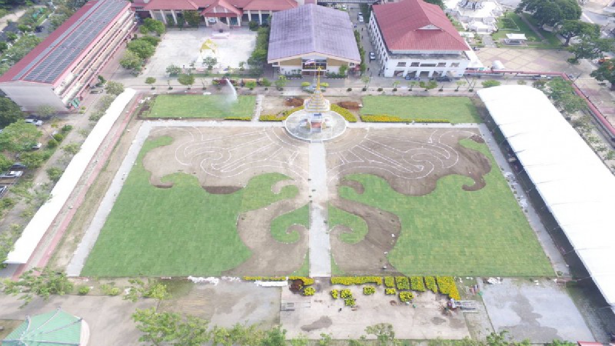 ใช้ลวดลายท้องถิ่น ปรับภูมิทัศน์พระเมรุมาศให้สวยงามสมพระเกียรติ ขณะที่ 12 อำเภอขนดอกดาวเรือน 99,999 ต้นลงปรับแต่งแล้ว