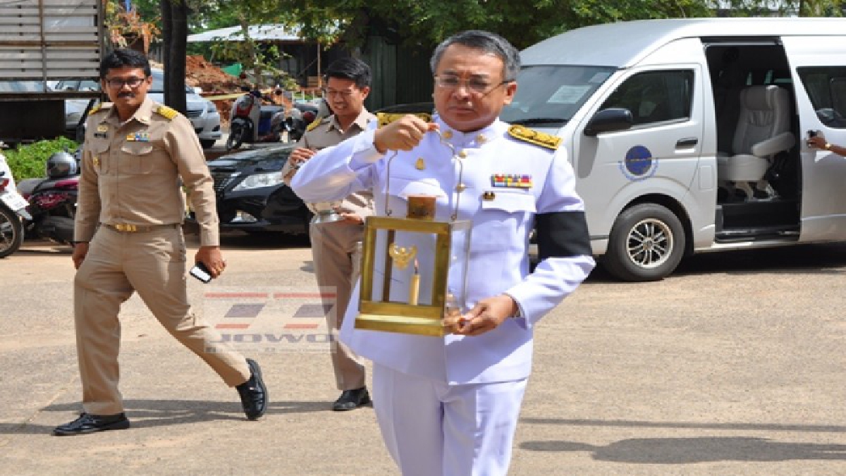 #เตรียมความพร้อม..!ไฟหลวงและหีบเพลิงพระราชทานถึงสุราษฎร์แล้ว ส่วนพระเมรุมาศจำลองก่อสร้างเสร็จแล้ว ด้านจิตอาสาเจ้าหน้าที่เร่งซักซ้อม (มีคลิป)