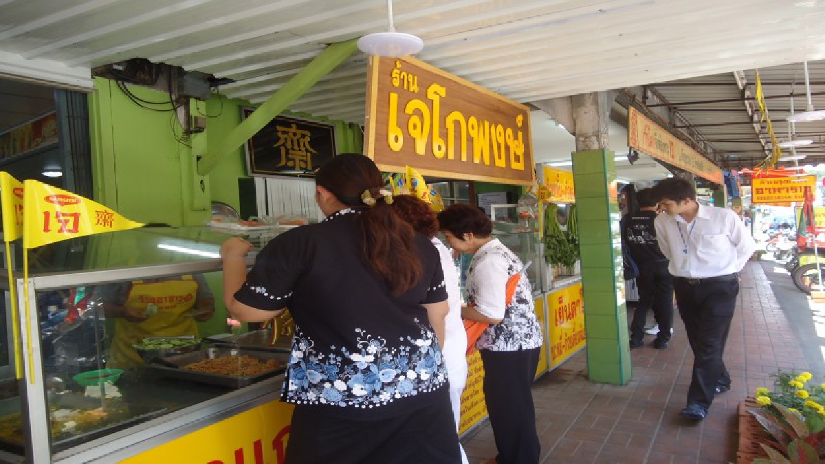 #เทศกาลกินเจ..!! ร้านอาหารเจเมืองตรังตอนนี้สุดคึกคัก แม้ปีนี้ศาลเจ้าต่างๆ ปชช.บางส่วนพร้อมใจกันกินเจเพื่อถวายเป็นพระราชกุศลแด่พ่อหลวง ร.9