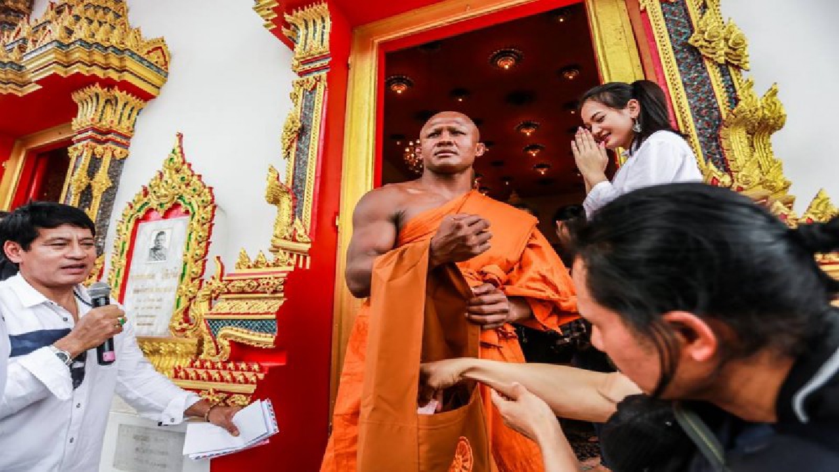 นี่แหละ!! ฮีโร่มวยไทย “พระบัวขาว” ตั้งใจบวช 9 วัน ถวายเป็นพระราชกุศลในหลวง ร.9