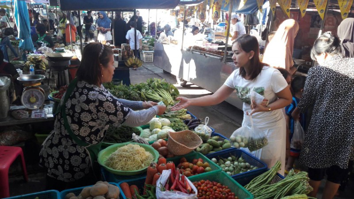 ตลาดผักและผลไม้คึกคัก!!ลูกหลานชาวไทยเชื้อสายจีนในจังหวัดพังงาออกจ่ายตลาดเตรียมปรุงเป็นอาหารเจทานมื้อเย็นเป็นการล้างท้องก่อนเทศกาลถือศีลกินเจ