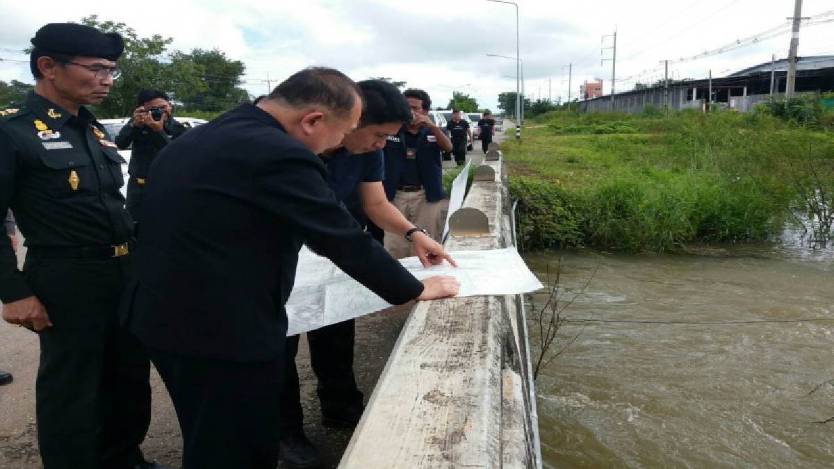 ผู้ว่าราชการจังหวัดกำแพงเพชร ลงพื้นที่ตรวจสถานการณ์น้ำท่วมพื้นที่อำเภอพรานกระต่าย ขณะที่ระดับน้ำท่วมขังเริ่มลดลง