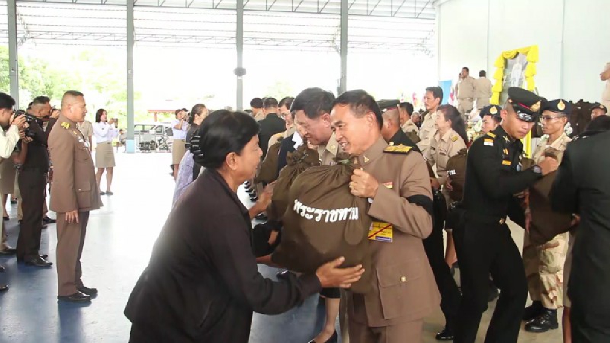 ผู้แทนพระองค์สมเด็จพระเจ้าอยู่หัว เชิญสิ่งของพระราชทานมอบให้ประชาชนที่ประสบอุทกภัย