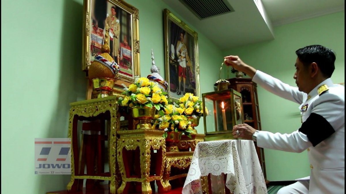 ผู้ว่าฯตรังนำอัญเชิญไฟหลวงพระราชทาน เก็บรักษาไว้ที่เบื้องหน้าพระบรมฉายาลักษณ์สมเด็จพระเจ้าอยู่หัว ณ ศาลากลางจังหวัดตรัง (คลิป)