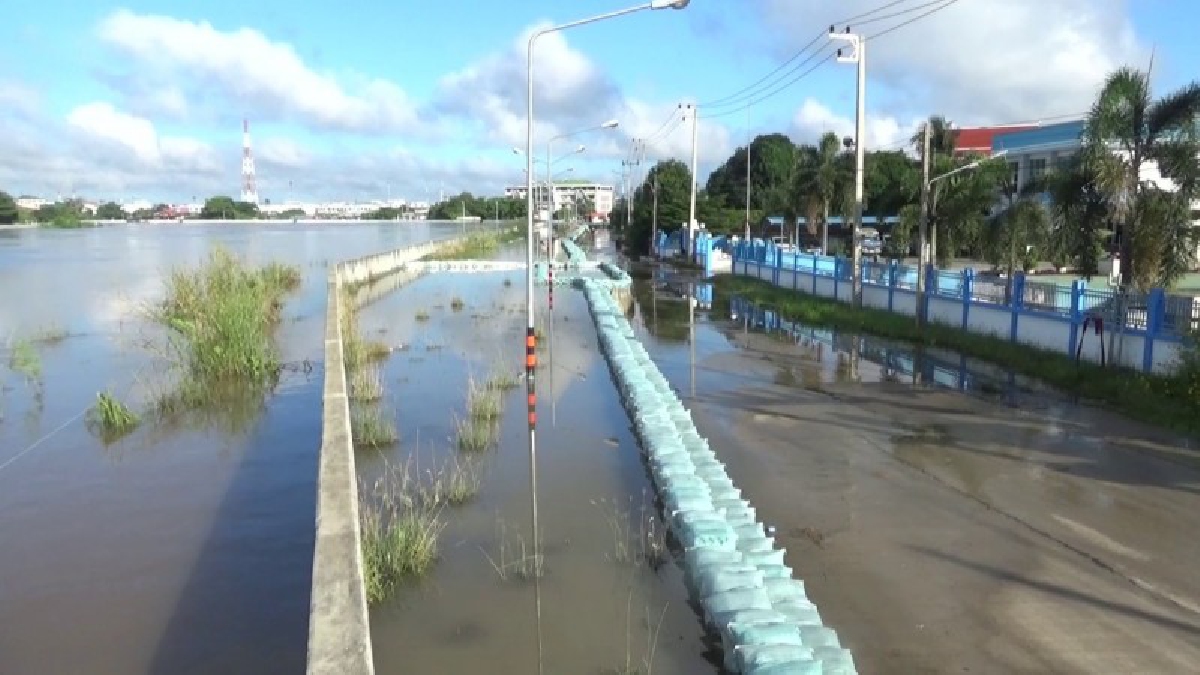 อ่างทอง !! สถานการณ์น้ำเจ้าพระยาเริ่มทรงตัว แต่ยังเกินระดับน้ำที่วิกฤติ มีรั่วซึมตลอดแนวพนังกั้นน้ำ (คลิป)