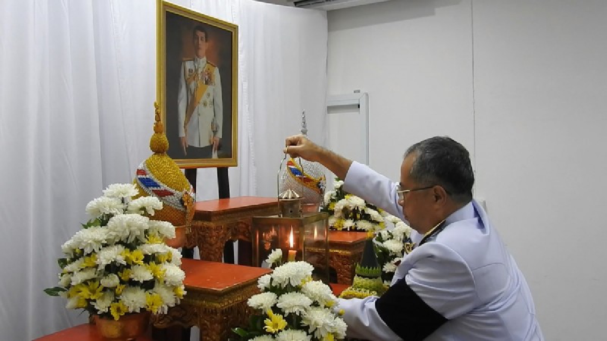 ผวจ.สุรินทร์ อัญเชิญไฟหลวงพระราชทาน ในการพระราชพิธีถวายพระเพลิงพระบรมศพ พระบาทสมเด็จพระปรมินทรมหาภูมิพลอดุลยเดช บรมนาถบพิตร