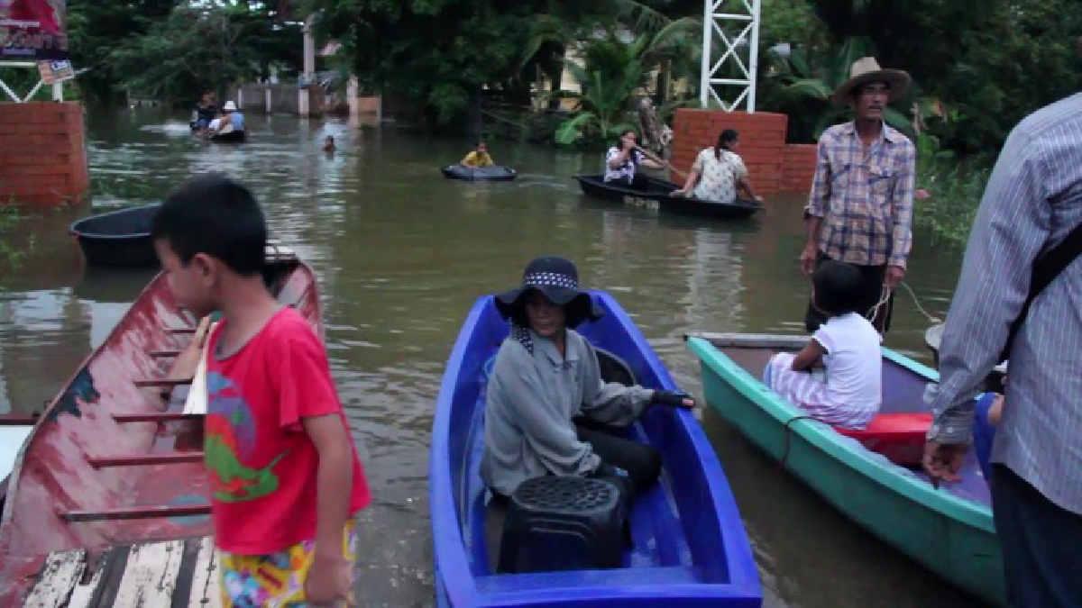 สถานการณ์น้ำท่วมขอนแก่นยังไม่คลี่คลาย เตรียมอพยพชาวบ้านบึงอีเฒ่าที่ถูกน้ำท่วม มาอยู่ศูนย์พักพิงชั่วคราว