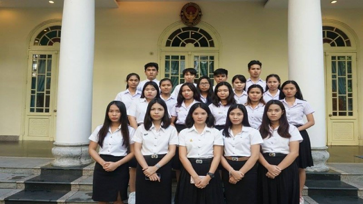 สุดซึ้ง !! นศ.ม.อุบลฯจากแดนไกลประเทศเวียดนาม ส่งผ่านความรู้สึกจากใจ..ถวายอาลัย&ldquo;พ่อหลวง ร.9&rdquo; (คลิป)