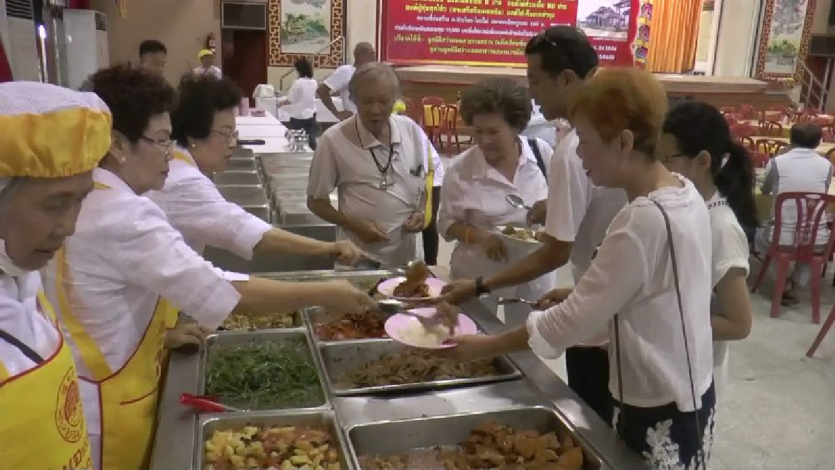 เริ่มเทศกาลถือศีลกินเจโคราช..!! ประชาชนเดินทาง ไปกินอาหารเจวันแรกคึกคัก ศาลเจ้าทั่วเมืองทำเมนูอาหารเจ ให้บริการประชาชนฟรี (คลิป)