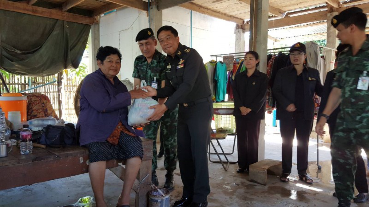 ไม่ทอดทิ้งประชาชน..!! ผบ.ศูนย์การทหารปืนใหญ่ นำหน่วยแพทย์ทหารลงพื้นที่ชัยนาท ดูแลผู้ประสบภัยน้ำท่วม