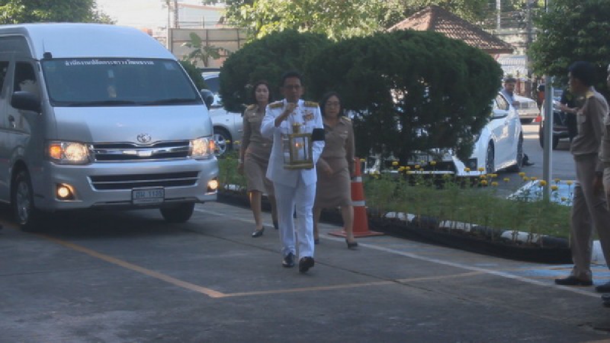 ผู้ว่าฯนครศรีธรรมราช อัญเชิญไฟหลวงพระราชทาน ยังศาลากลางจังหวัด ก่อนประกอบพิธีรับไฟหลวงพระราชทาน แก่นายอำเภอทั้ง 23 อำเภอ