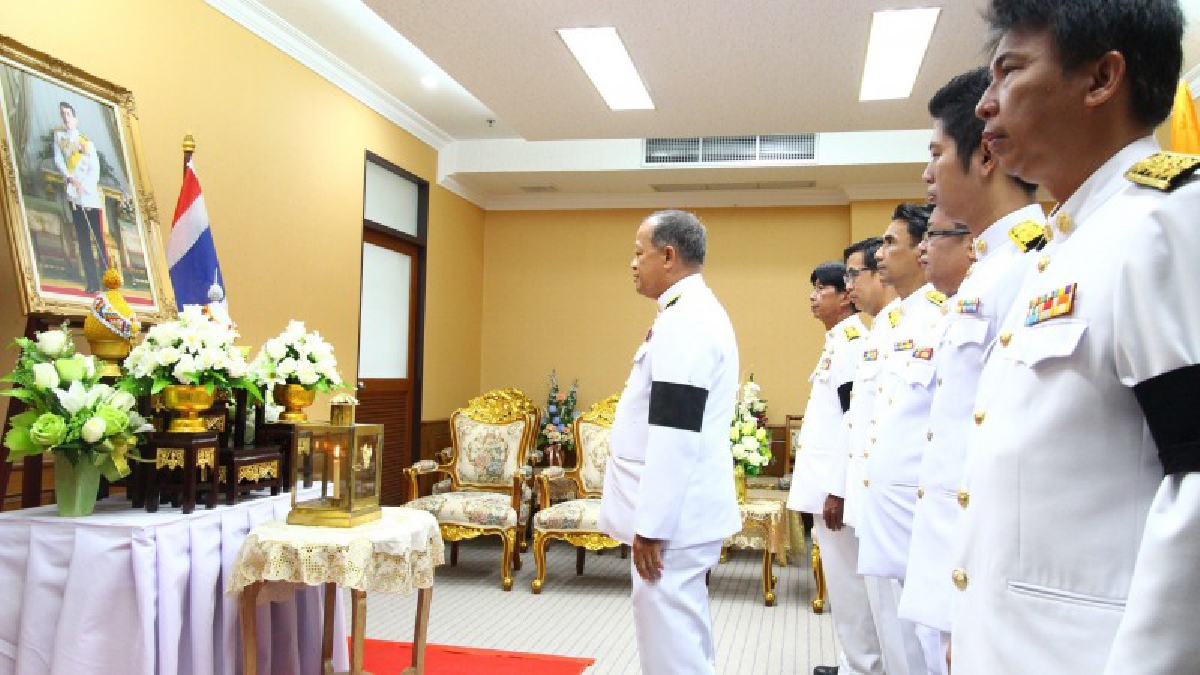 ผู้ว่าราชการนราธิวาสอัญเชิญไฟหลวงพระราชทานเก็บรักษาไว้ที่ห้องทำงาน ศาลากลางจังหวัดนราธิวาส ก่อนอัญเชิญมอบให้แต่ละอำเภอไปประกอบพิธี