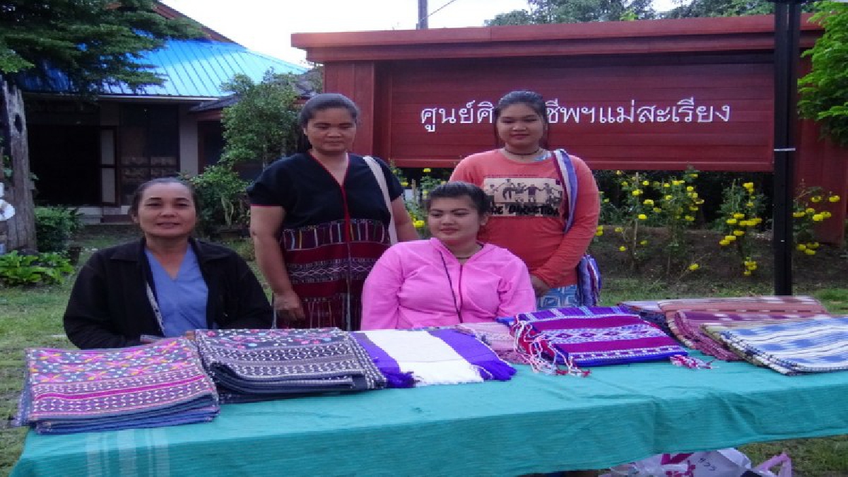แม่สะเรียงเปิดตลาดนัดชุมชนไทยช่วยไทย คนไทยยิ้มได้ เพื่อกระจายรายได้ เสริมสร้างความเข้มแข็งให้กลุ่มวิสาหกิจชุมชน "นายแก้ว" ปาแอ่วกาด