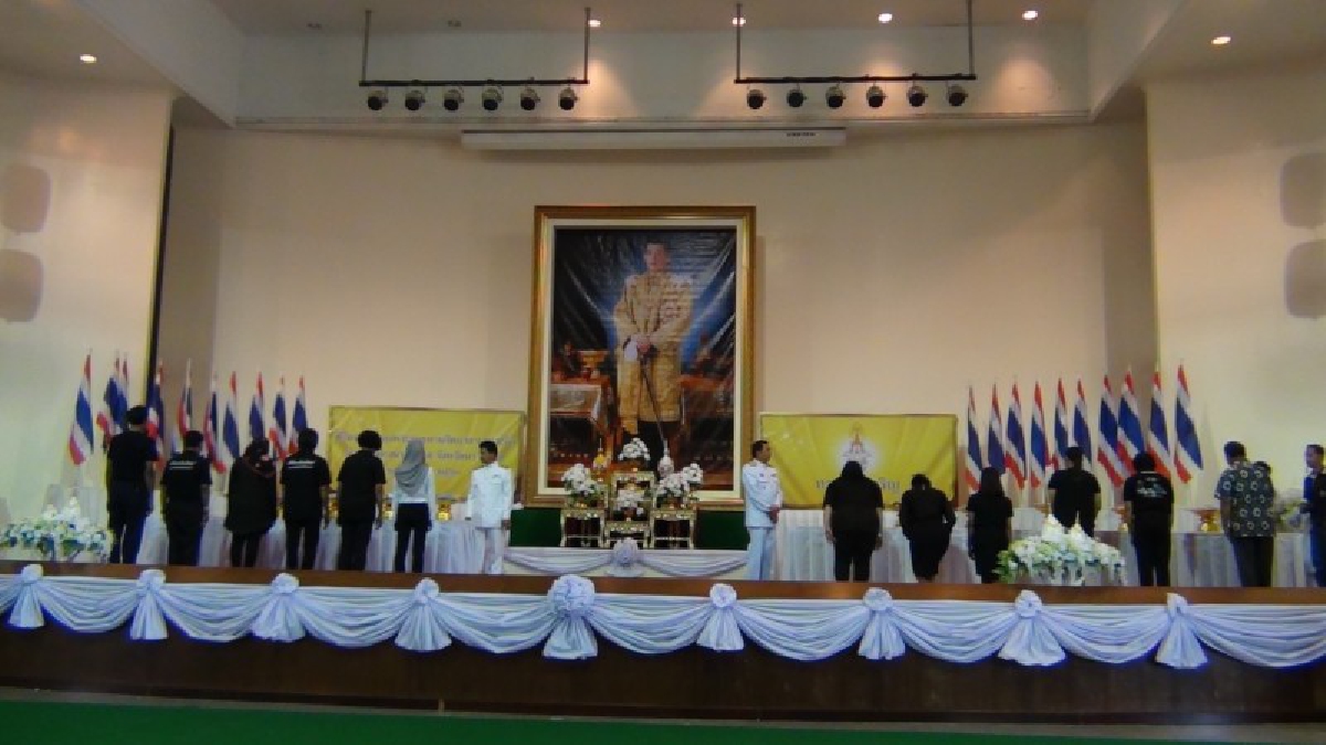 นราธิวาส..!! จิตอาสาเฉพาะกิจ อำเภอเมือง ทยอยเข้ารับสิ่งของพระราชทาน รอบ 2 (มีคลิป)