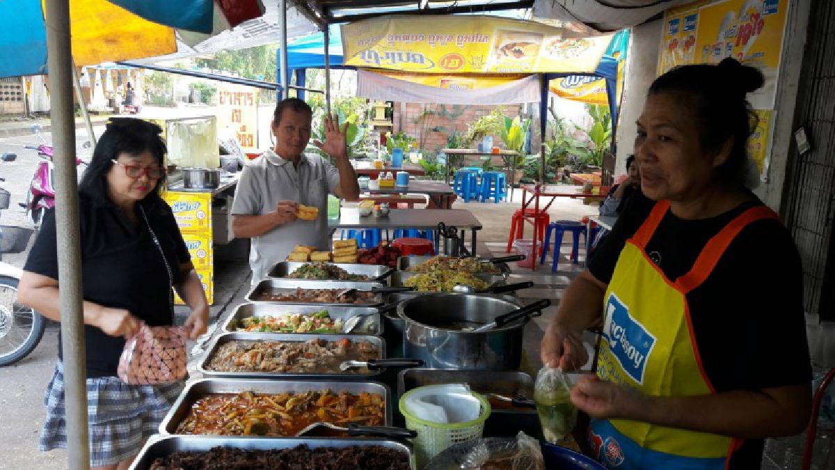 กินเจหนองคายละเว้นการกินเนื้อสัตว์ถวายเป็นพระราชกุศล....บรรยากาศเทศกาลกินเจหนองคายวันแรกไม่คึกคัก ประชาชนที่ถือศีลกินเจ ละเว้นการบริโภคเนื้อ