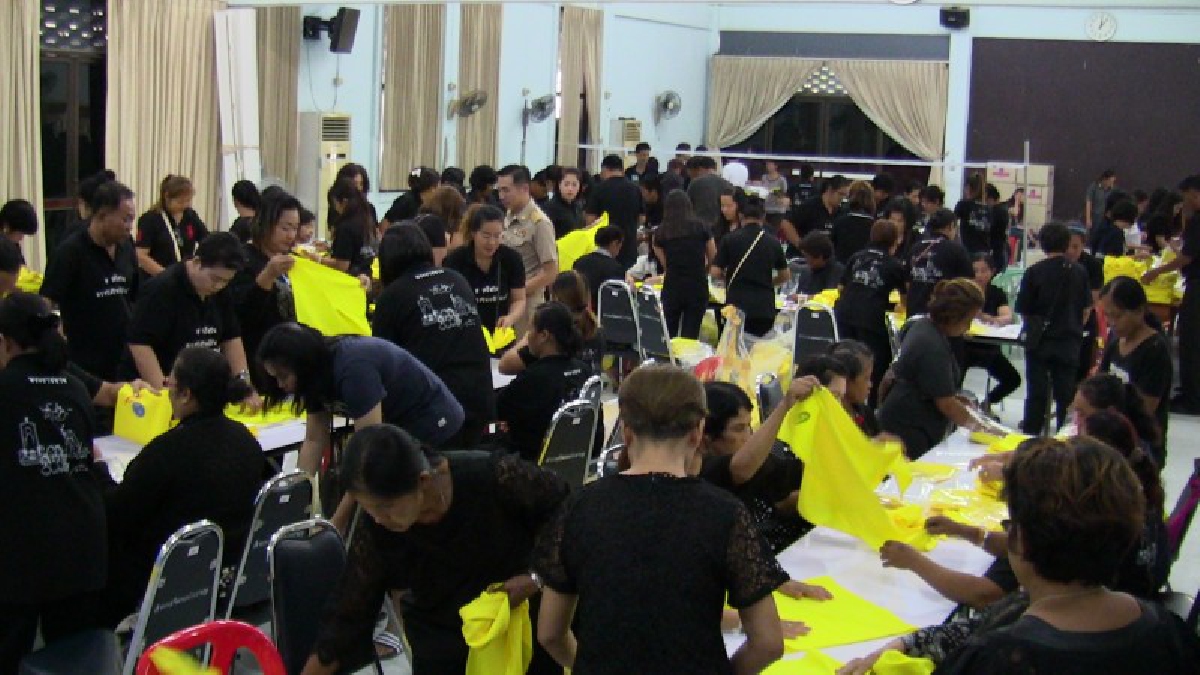 อำเภอวิเศษชัยชาญ ร่วมกับจิตอาสาเฉพาะกิจฯ เร่งบรรจุสิ่งของพระราชทานแจกจิตอาสาเฉพาะกิจฯให้ทันงานพระราชพิธีถวายพระเพลิงพระบรมศพ