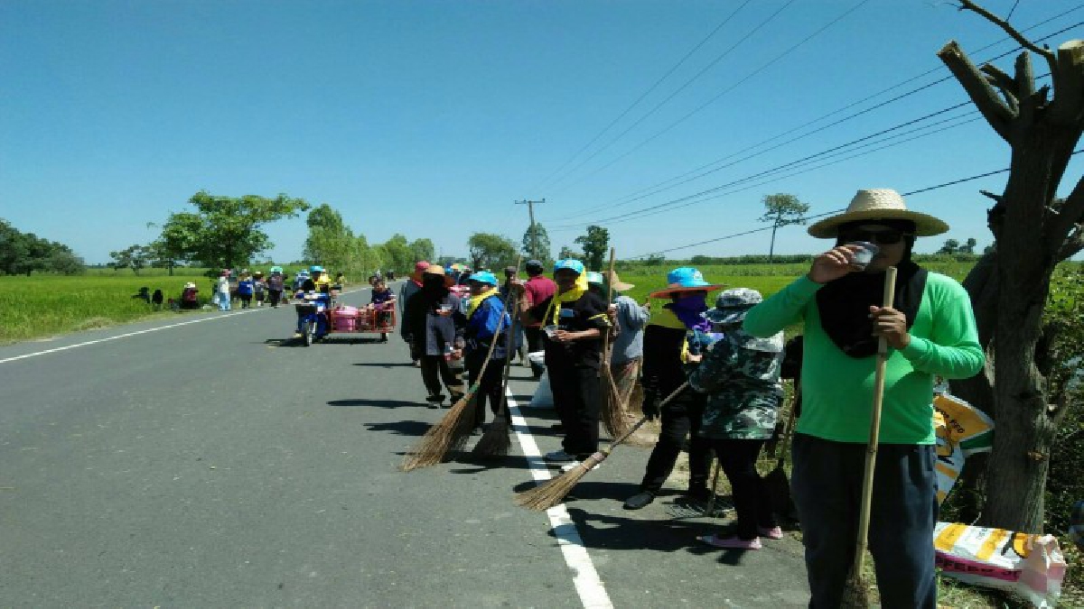 ชาวบ้านตำบลตรวจ จ.สุรินทร์ กว่า 1,000 คน พร้อมใจทำดี พัฒนาชุมชนทำความสะอาด ถนน ระยะทางกว่า 25 ก.ม. ถวายเป็นพระราชกุศลแด่ในหลวงรัชกาลที่ 9