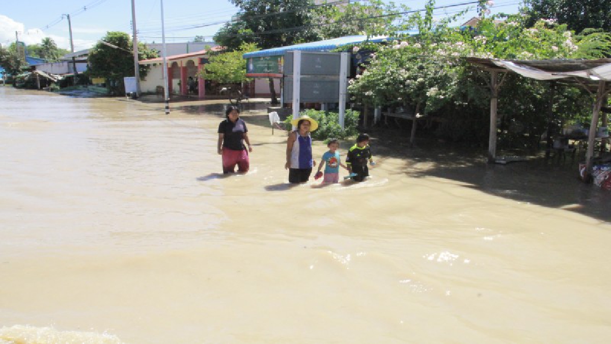 มวลน้ำไหลเข้าท่วมเขตตำบลวังไทร บ้านเรือนประชาชนกว่า 1,000 หลังคาเรือนถูกน้ำท่วมได้รับความเดือดร้อน พื้นที่ทางการเกษตรเสียหายกว่า 2,000 ไร่
