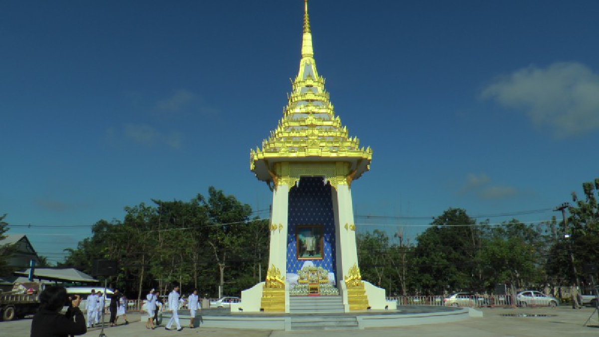 นครนายก!! พิจังหวัดนครนายกจัดพิธีเจริญพระพุทธมนต์พระเมรุมาศจำลอง ถวายเป็นพระราชกุศลแด่พ่อหลวงรัชกาลที่ 9