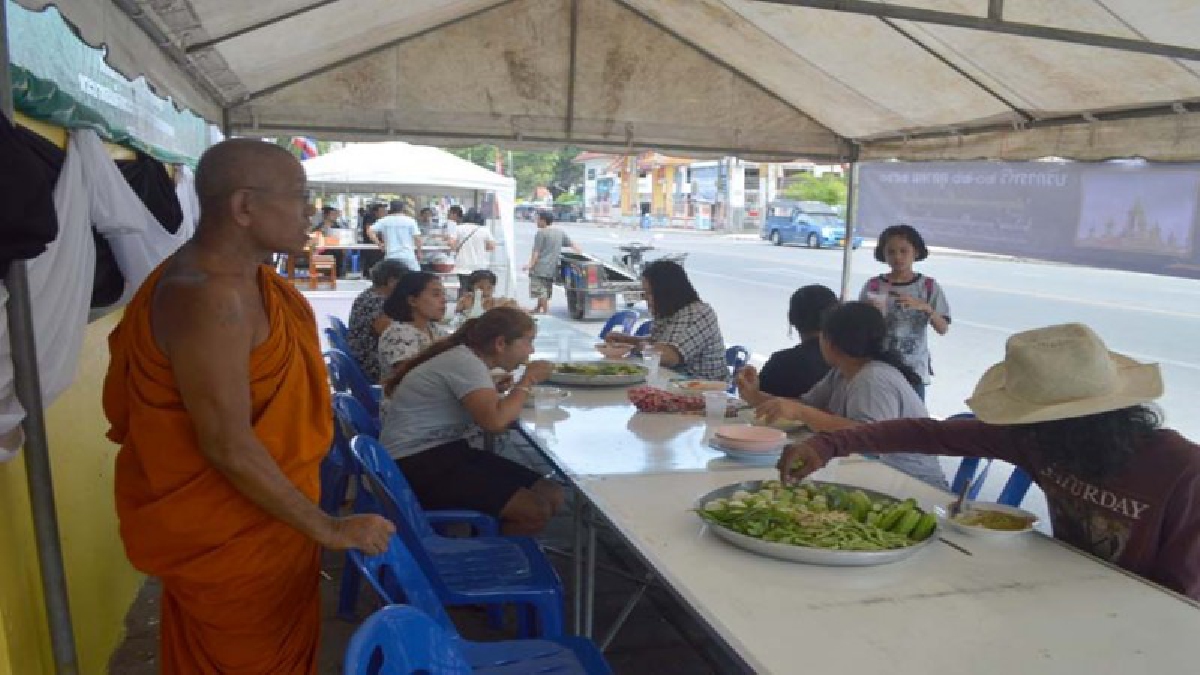 รวมพลังทำความดีเพื่อพ่อ!!พระภิกษุและญาติโยมเมืองคอนรวมพลัง&ldquo;ทำความดีเพื่อพ่อ&rdquo;-เลี้ยงขนมจีน7 วันๆ ละ 100 กก.- 25-26 ต.ค.เพิ่มเป็นวันละ 300กก.