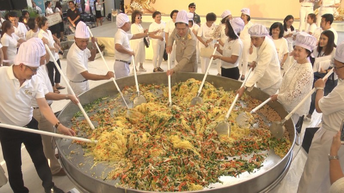 ชาวโคราชร่วมใจ "ผัดหมี่ฮ่องเต้เจกระทะยักษ์ใหญ่ที่สุดในประเทศ" แจกจ่ายให้ปชช.นับพันกินฟรี ในงานเทศกาลถือศีลกินเจ ประจำปี 2560 (คลิป)