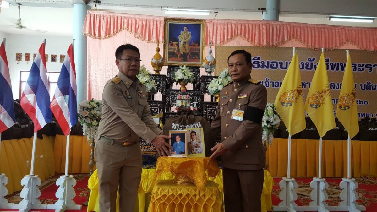 สุดซาบซึ้ง !! องคมนตรี เชิญสิ่งของพระราชทาน "ในหลวง ร.10" มอบผู้ประสบอุทกภัยในจังหวัดชัยนาท