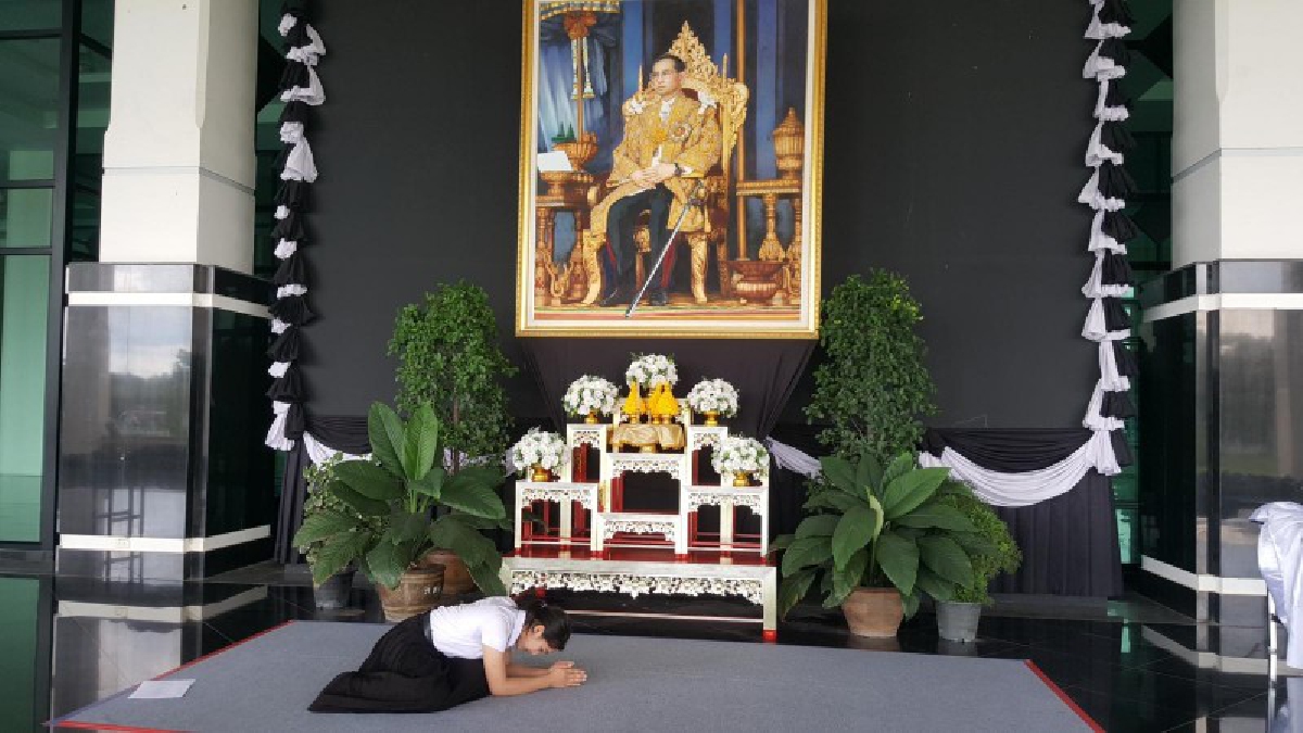 ซึ้งจับใจ !! &ldquo;มิค&rdquo;ศิรชัช  ดาบุตร นศ.เพศทางเลือก ม.อุบลฯ ขับเสภา &ldquo;นวมินทราลัย&rdquo;ถวายอาลัย พ่อหลวง ร.9 (คลิป)