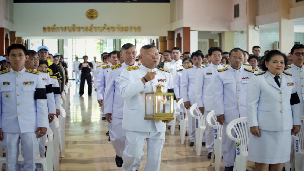 จังหวัดตราด มอบไฟหลวงพระราชทานเพื่อพระราชพิธีถวายพระเพลิงพระบรมศพฯ ในแต่ละอำเภอ