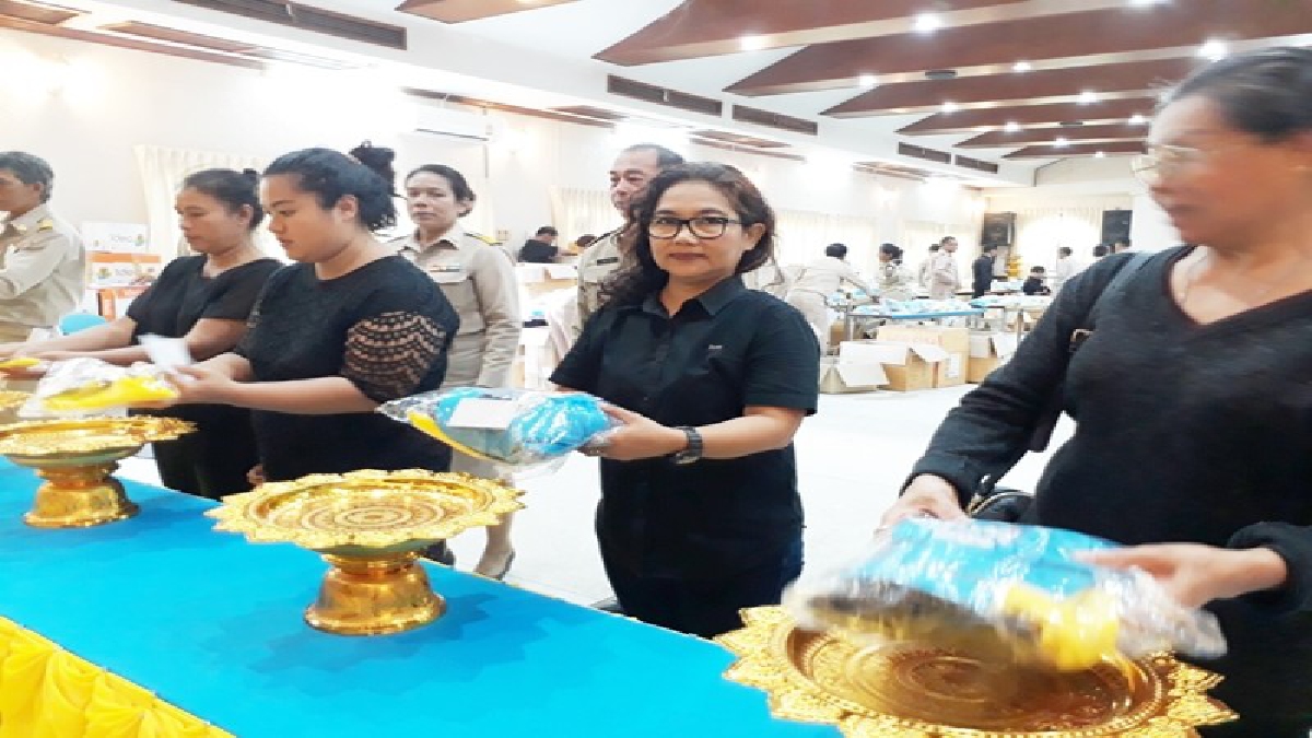 จิตอาสาเฉพาะกิจเมืองระยอง กว่า 6,000 คนเข้าแถวรอรับมอบสิ่งของพระราชทาน ตามโครงการจิตอาสาเฉพาะกิจ "เราทำความดี ด้วยหัวใจ&rdquo; (คลิป)