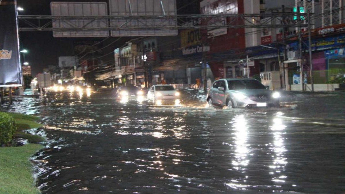 #ท่วมอีกแล้ว..!! โดนฝนกระหน่ำไม่ถึงชั่วโมง พัทยาเมืองแห่งแสงสีแสง ก็โดนน้ำท่วมขัง ซ้ำซาก และระดับนสูงถึง 30 เซนติเมตร..!! (ชมคลิป)