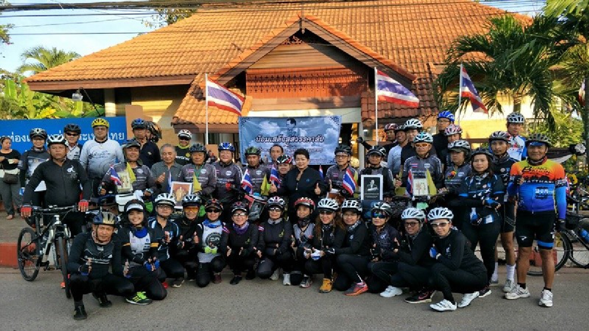 สำนึกในพระมหากรุณาธิคุณ นักปั่นจักรยานร่วมใจปั่นกว่า 700 กม แสดงความจงรักภักดีร่วมในพิธีถวายพระเพลิงพระบรมศพในหลวงรัชกาลที่๙ (มีคลิป)
