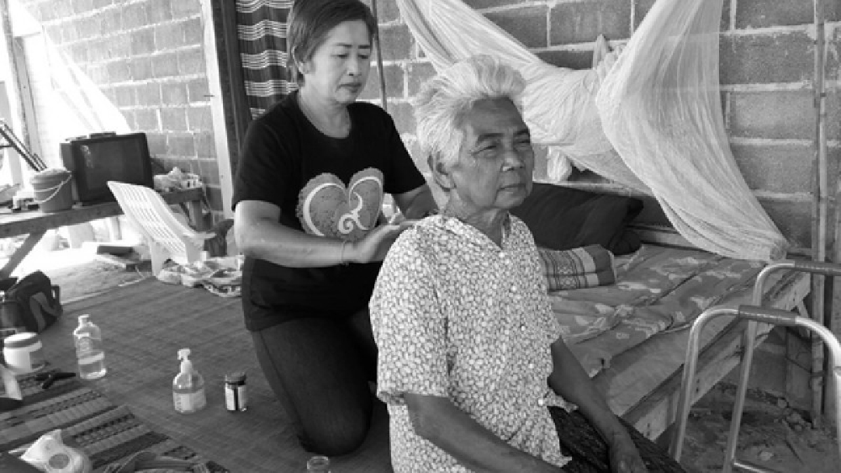คุณป้าวัย54 หมอนวดจิตอาสา ใช้วิชาการนวดแผนโบราณ เดินสายช่วยผู้ป่วยตกทุกข์ได้ยากอัมพฤกษ์อัมพาตฟรี เพื่อน้อมถวายเป็นพระราชกุศลแด่พ่อหลวง ร.9