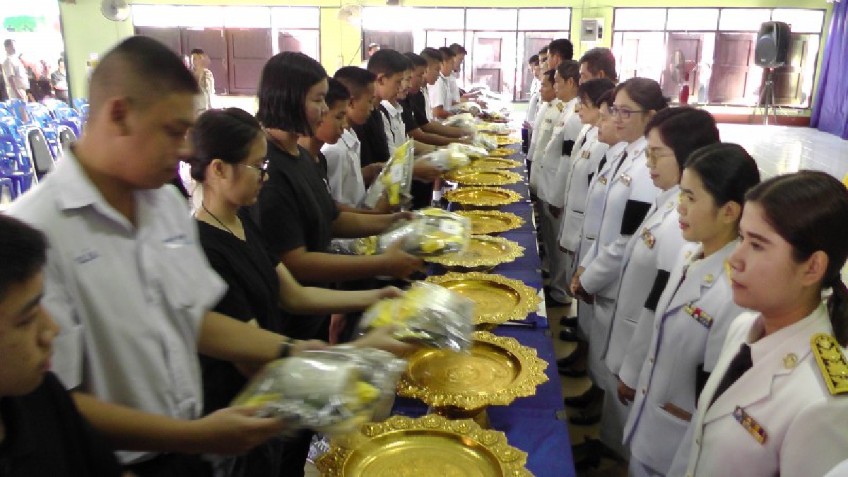 นครนายก!! จัดพิธีมอบสิ่งของพระราชทาน ให้แก่ประชาชน โครงการจิตอาสาเฉพาะกิจ เพื่อเป็นกำลังใจให้ประชาชน..!!