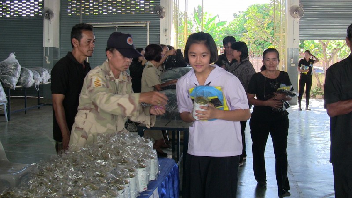 #หนาตา..!! ประชาชนจิตอาสาเฉพาะกิจ เดินทางมารับสิ่งของพระราชทานอย่างเนื่องแน่น