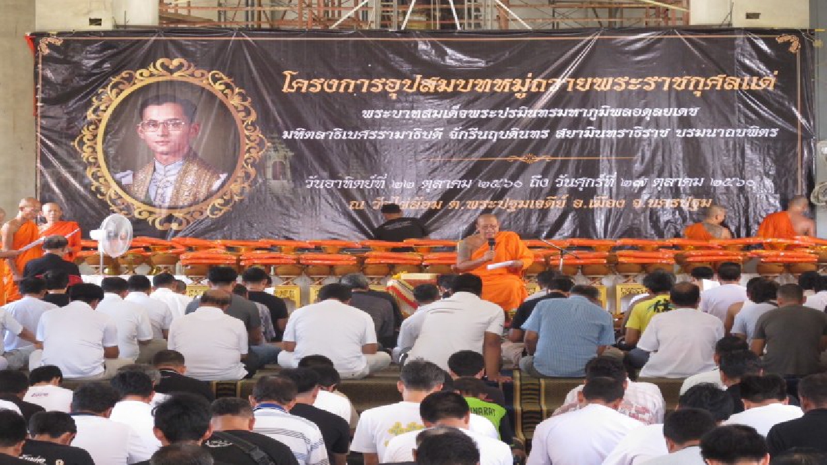 #ขักเกลาใจ..ด้วยธรรมมะ!! หลวงพี่น้ำฝน ปฐมนิเทศน์ชายไทย 207 คน เตรียมบวชถวายพ่อหลวง ร.9..!!
