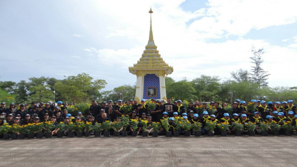 นายอำเภอเมืองนราธิวาส นำจิตอาสาเฉพาะกิจ ทำความสะอาดรอบพระเมรุมาศจำลอง เตรียมพร้อมวันพิธีถวายพระเพลิงพระบรมศพ (คลิป)