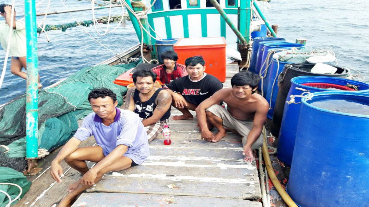 โฉมหน้า 5 ลูกเรือเรือรอดชีวิตราวปาฎิหารย์ หลังตะเกียกตะกายออกจากเรือที่จมกลางทะเล ลอยคอขอความช่วยเหลือ (คลิป)