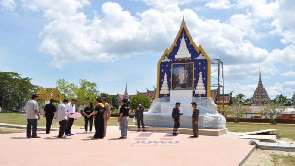 ผู้ว่าสุราษฎร์ ออกตรวจสถานที่ก่อสร้างพระเมรุมาศและมณฑลพิธี  ย้ำ19 อำเภอพร้อมร้อยเปอร์เซ็นต์ (คลิป)