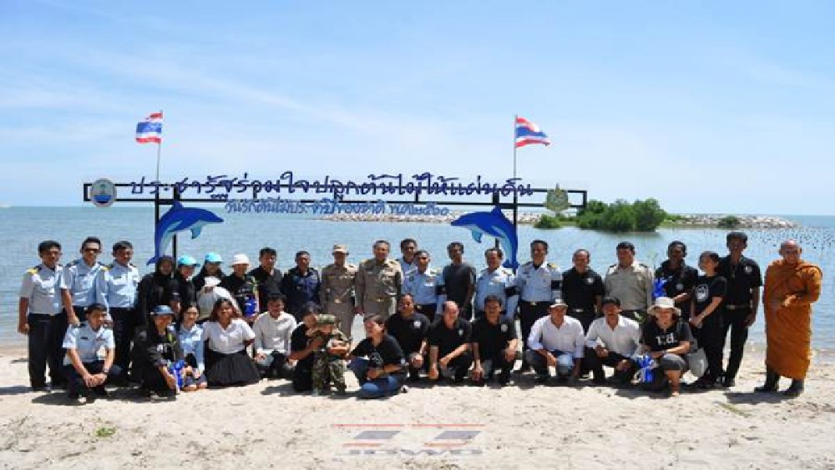 ผู้ว่าสุราษฎร์นำประชาชนปลูกป่าชายเลน หวังให้เป็นแหล่งแพร่เพาะขายพันธุ์สัตว์น้ำที่เป็นคลังอาหารทางทะเลในอนาคต (คลิป)