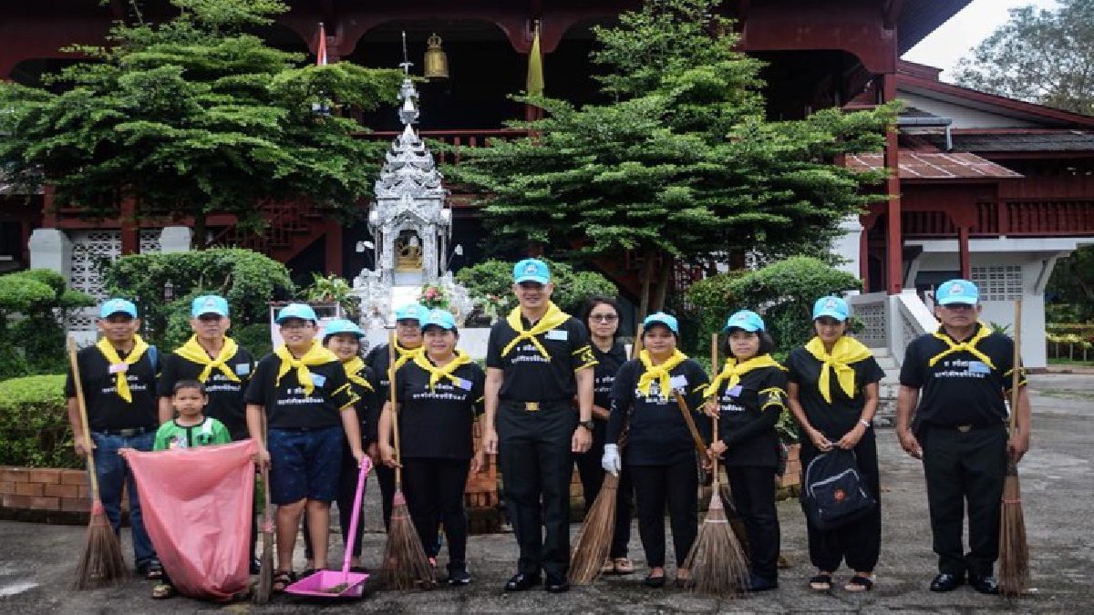 จิตอาสาเฉพาะกิจฯ อ.แม่สะเรียง ร่วมทำความสะอาด-ปรับภูมิทัศน์ สถานที่ประกอบพิธีถวายดอกไม้จันทน์ เตรียมพร้อมงานพระราชพิธีถวายพระเพลิงพระบรมศพ