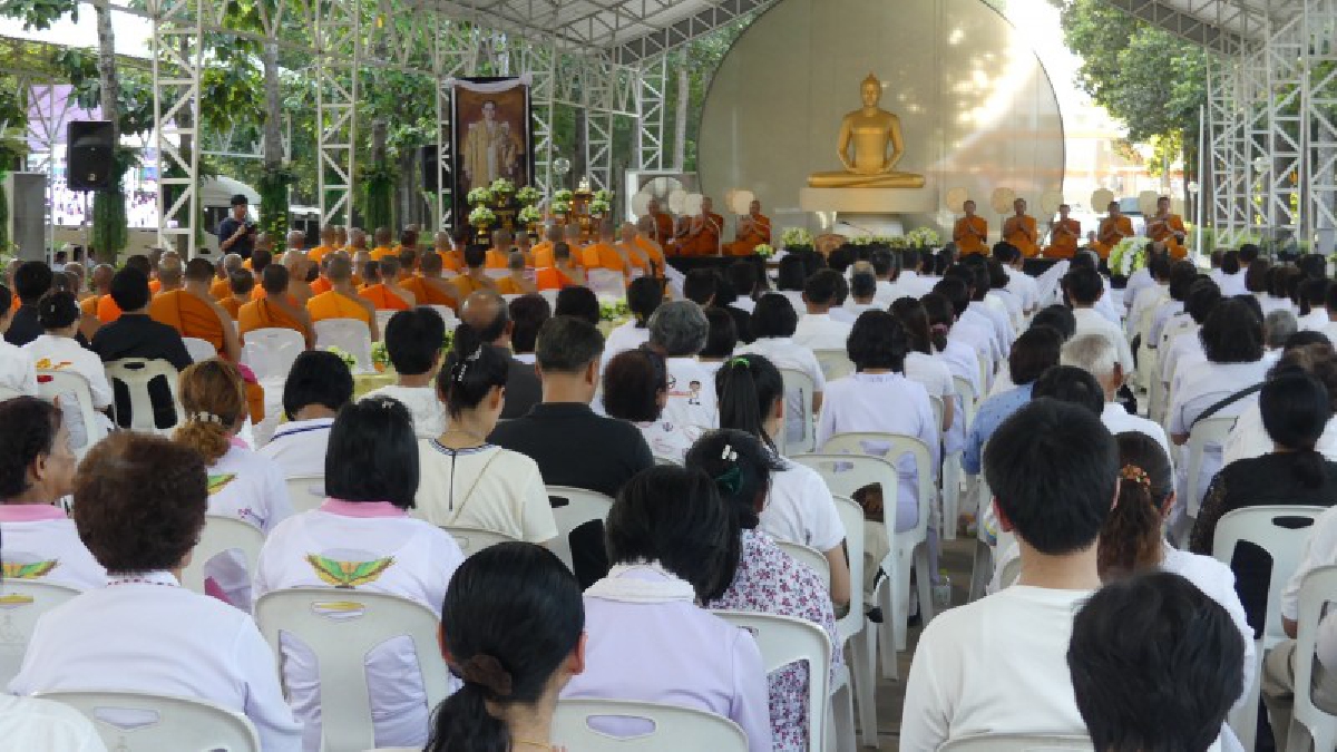 ปทุมธานี !! ศิษย์วัดพระธรรมกายร่วมบำเพ็ญกุศลถวาย ร.9 พร้อมถวายกฐินคณะสงฆ์ 48 วัด (คลิป)