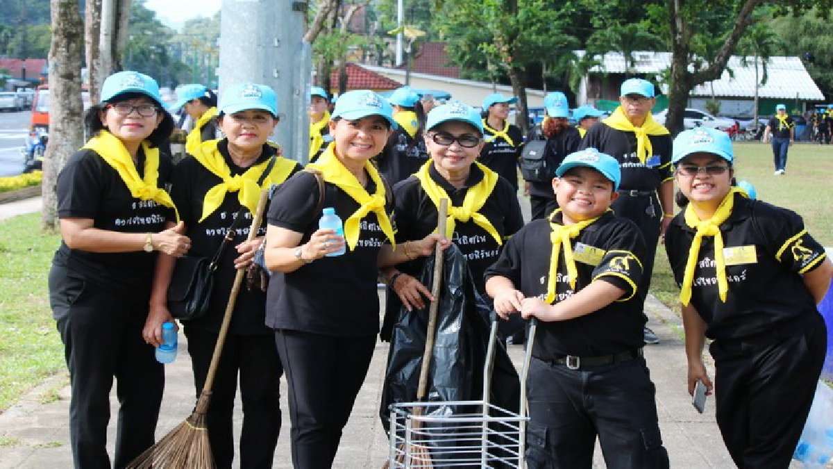 พังงา..!! รวมพลังจิตอาสา ร่วมทำความสะอาดเส้นทาง และรอบพระเมรุมาศจำลอง เพื่อถวายเป็นพระราชกุศลฯ (มีคลิป)
