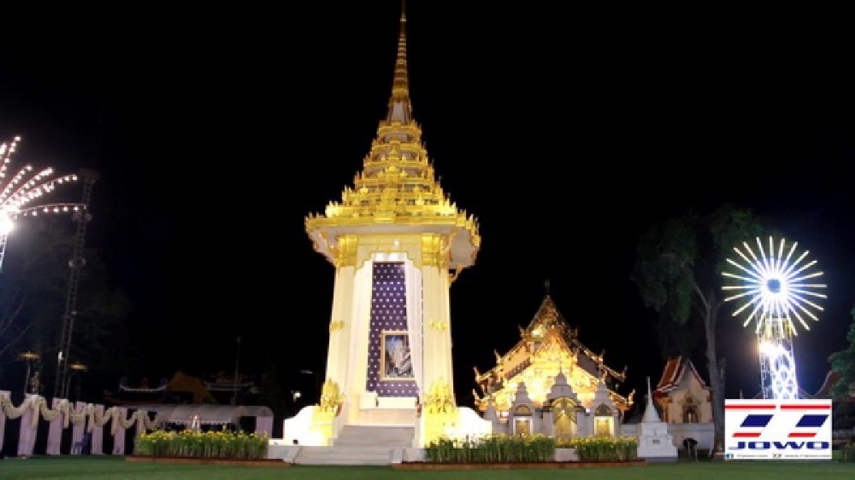 หนึ่งเดียวในโลก!! พระเมรุมาศจำลอง ฉากหลังวิหารพระแท่นศิลาอาสน์ สง่างามสมพระเกียรติยามค่ำคืน ประวัติศาสตร์เมืองลับแล ชาวบ้านถ่ายภาพเก็บระลึก