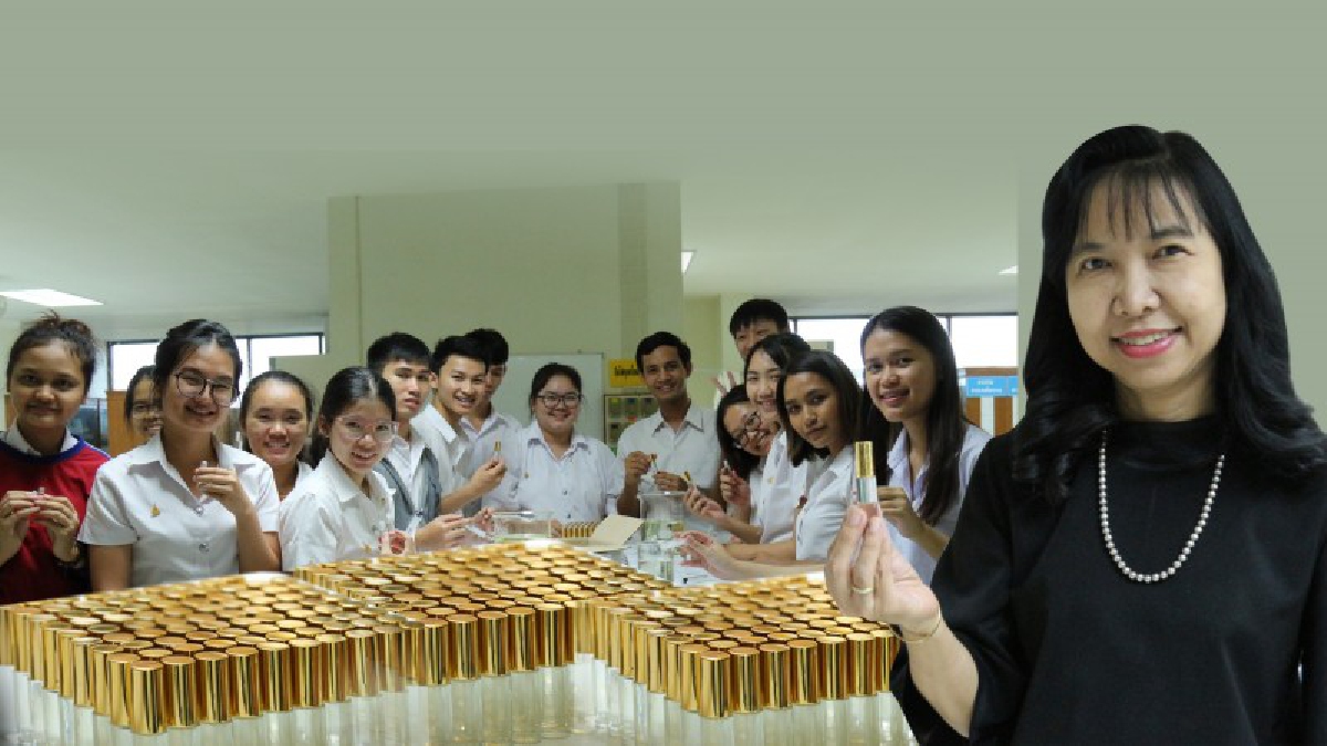 คณะเภสัชฯม.อุบลฯจิตอาสาทำยาหม่องน้ำ บริการประชาชน ในวันพิธีถวายพระเพลิงพระบรมศพ“พ่อหลวง ร.9”