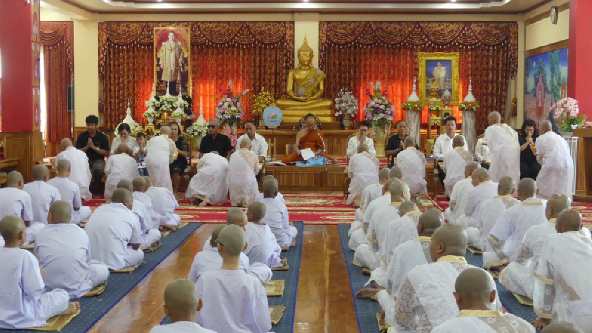 ปทุมธานี..!! ชาวปทุม ร่วมบรรพชาอุปสมบทหมู่ 95 รูป ถวายเป็นพระราชกุศล แด่ในหลวง ร.9 ที่วัดเปรมประชา (มีคลิป)