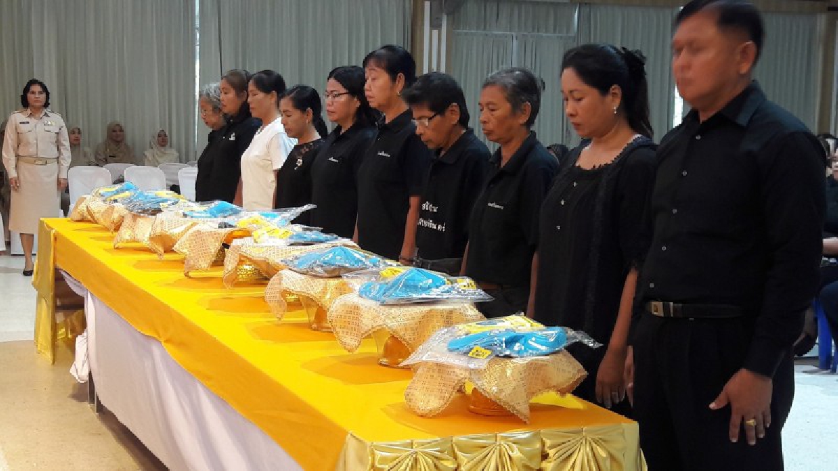 จิตอาสาเฉพาะกิจอำเภอเมืองสตูล..!! รับสิ่งของพระราชทาน เพื่อเตรียมปฏิบัติหน้าที่ ในพระราชพิธีถวายพระเพลิงพระบรมศพในหลวง ร.9 (คลิป)
