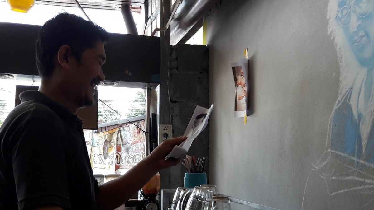 ด้วยใจที่จงรักภักดีต่อในหลวง ร.9 . . ครอบครัวขายน้ำปั่นและก๋วยเตี๋ยวในจังหวัดสตูลร่วมกันวาดรูปในหลวงรัชกาลที่ 9 ด้วยสีช็อคลงข้างฝาบ้าน